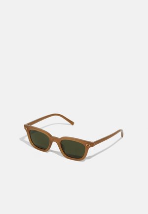 Óculos de sol em acetato castanho com lentes verdes escuras, formato retangular e detalhes em dourado nas hastes. Textura suave, design minimalista.