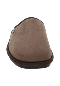 Pantofole in suede marrone con forma arrotondata, texture morbida e bordi scuri a contrasto. Design semplice, apertura sul retro per una facile indossabilità.