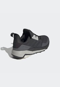 Schwarzer Sport-Schuh mit strukturiertem Obermaterial, grauen Akzenten und einer strapazierfähigen Sohle. Verfügt über ein Schnürdesign und eine Zuglasche an der Ferse.