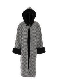 Cappotto in bianco e nero a motivo houndstooth con cappuccio, caratterizzato da un bordo in pelliccia sintetica nera, due tasche frontali e una vestibilità rilassata.