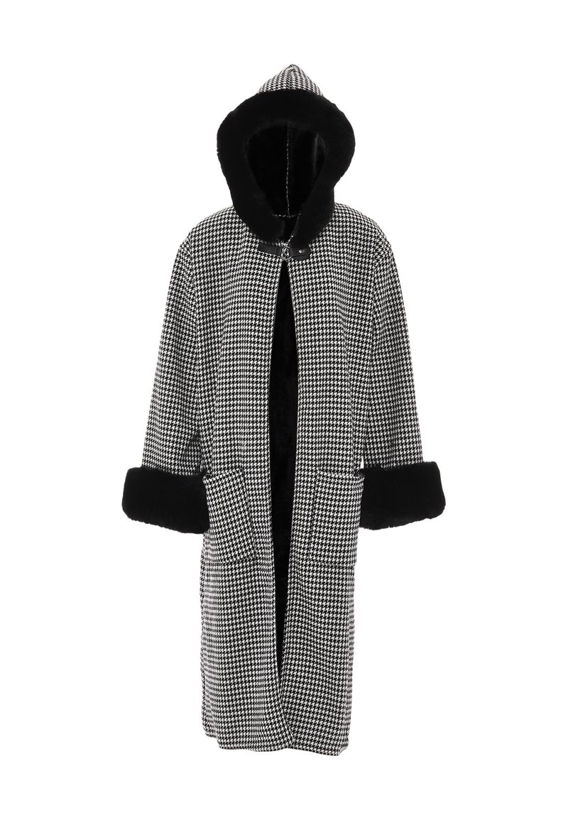 Cappotto in bianco e nero a motivo houndstooth con cappuccio, caratterizzato da un bordo in pelliccia sintetica nera, due tasche frontali e una vestibilità rilassata.