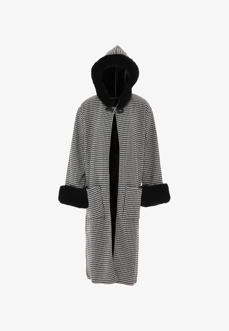 Cappotto in bianco e nero a motivo houndstooth con cappuccio, caratterizzato da un bordo in pelliccia sintetica nera, due tasche frontali e una vestibilità rilassata.