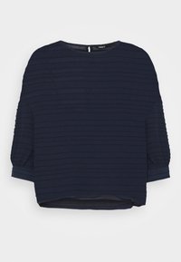 Blouse bleu marine en tissu texturé avec des rayures horizontales, col rond et manches trois-quarts avec des accents froncés.