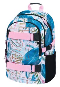 Batoh s jemně růžovým a modrým květinovým vzorem. Vyroben z odolné tkaniny, má růžové popruhy, černé akcenty a několik zipových kapes.