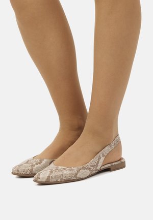 Ballerine slingback con un motivo a serpente testurizzato in tonalità beige e marrone, caratterizzate da una punta appuntita e un tacco basso in legno.