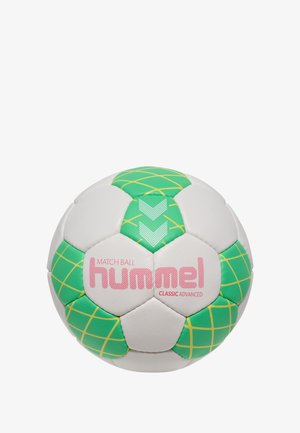 Witte en groene voetbalsportbal met hexagonale panelen, een textuur oppervlakte, groene rasterpatronen en een roze "hummel" logo met productnaam.