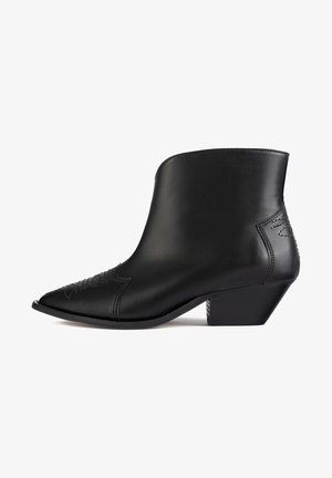 Schwarze Lederknöchelstiefel mit spitzem Zeh, niedrigem, dickem Absatz, dekorativer Naht an der Vorderseite und glatter Textur.