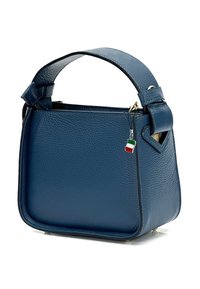 Sac à main en cuir bleu avec une surface texturée, doté d'une courte poignée, de quincaillerie dorée et d'un petit charme représentant le drapeau italien.
