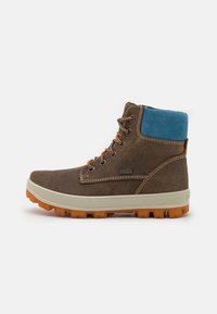 Botas de tobillo de ante marrón con un cuello de ante azul, cordones naranjas y una suela de goma resistente. Los detalles de costura realzan el diseño.