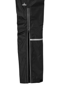 Zwarte waterdichte broek gemaakt van duurzaam materiaal, met een rits over de volle lengte, reflecterende accenten en voorzakken voor opslag.