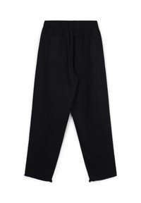 Pantalons noirs à coupe décontractée avec taille élastique, deux poches arrière à soufflet et détails d'ourlet brut.