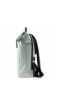 Zaino grigio con un design elegante, realizzato in materiale resistente. Presenta spallacci neri imbottiti, una maniglia superiore e una chiusura con zip.
