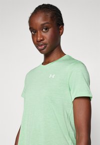 Under Armour TECH TWIST - T-skjorte til trening - matrix green/white
