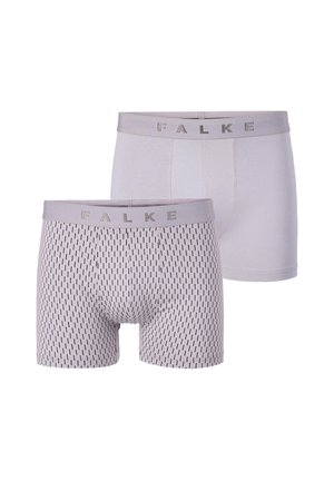 Twee herenboxershorts met grijze taillebanden met het label FALKE; de ene is effen lichtgrijs, de andere wit met een zwart verticaal streepjespatroon.