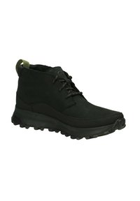 Botas de senderismo negras de media caña con upper de ante, suela de goma y agarre texturizado. Presenta un lazo de tela verde, cordones redondos y detalles de costura.