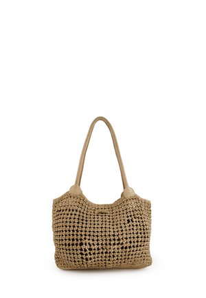 Lichtbruine gevlochten leren tas met twee lange hengsels en een rechthoekige vorm, met een open geweven patroon en een zachte structuur.