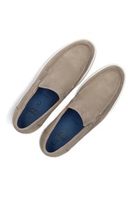 Beige suède instap schoenen met een ronde neus, contrasterende witte rubberen zool en een blauwe binnenzool met merkdetails.