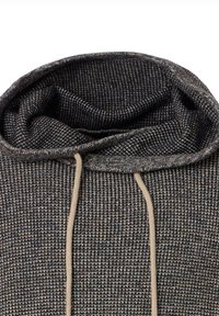 Strukturierter Hoodie in Dunkelgrau mit gewebtem Muster. Verfügt über einen weiten, drapierten Ausschnitt und beigefarbene Kordeln zur Anpassung.