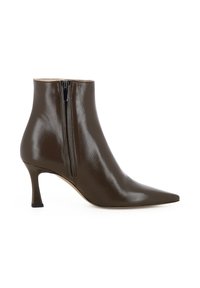Stivaletto in pelle marrone con punta affusolata, chiusura con zip e tacco sottile e curvo. Finitura lucida con una consistenza liscia.