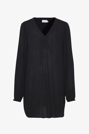 Must hõlmikuga must bluus, mis on valmistatud kergest kangast, millel on V-kaelus, peen tekstuur ja rullitud varrukad, et sobivust reguleerida.