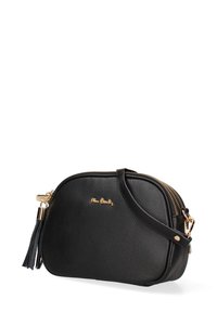 Borsa a tracolla nera in pelle texture con hardware dorato, chiusura con zip e un'aggiunta a nappina. Forma compatta e arrotondata con manico a spalla.