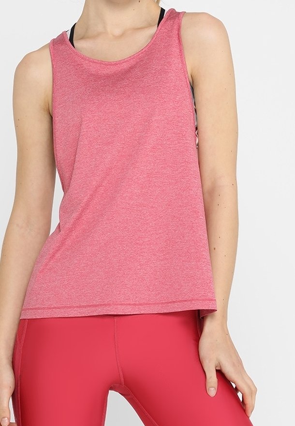 Top deportivo de color rosa claro, hecho de una tela transpirable, con un corte relajado y escote redondeado. Combinado con leggings rosas.