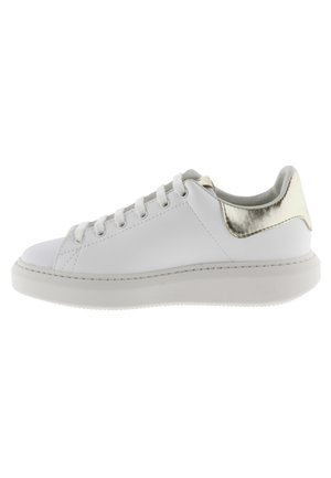Sneaker di pelle bianca con finitura liscia, punta arrotondata, sei occhielli e un accento dorato metallico sul tallone. Suola in gomma.