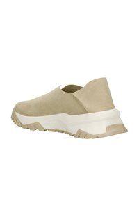Beige instap sneaker met een gladde suède bovenkant, een gewatteerde witte tussenzool, een gestructureerde loopzool en een minimalistisch ontwerp zonder zichtbare hardware.