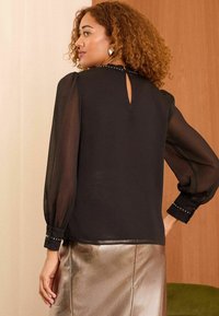 Love & Roses PETITE FIT - STUD TRIM LONG SLEEVE - Blúzka - black