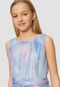 Leichtes, ärmelloses Kleid in Pastellblau und Pink mit plissierter Textur und gebundenem Taillengürtel. Glattes Material mit sanftem, fließendem Design.