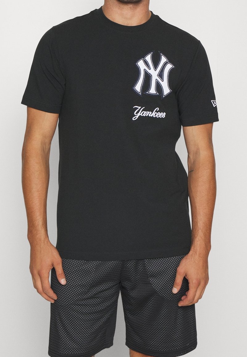 Czarna bawełniana koszulka z haftowanym logo New York Yankees oraz napisem "Yankees" w białym kolorze. Krótkie rękawy, okrągły dekolt.