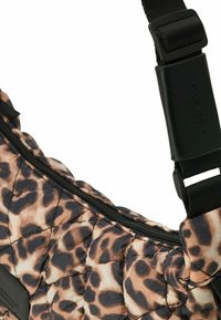 Bolso de hombro acolchado con estampado de leopardo en tonos marrón y negro, que cuenta con un cierre de cremallera y una correa negra ajustable con detalles de metal.