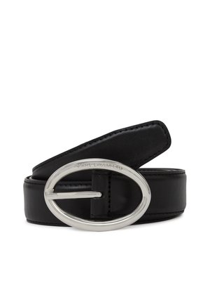 Czarny skórzany pasek z dużą owalną srebrną klamrą z wygrawerowanym napisem "Karl Lagerfeld", zwinięty na białym tle.