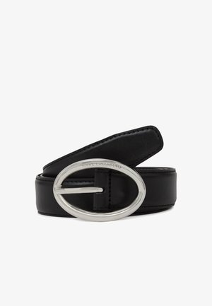 Schwarzer Leder-Gürtel mit einer großen ovalen silbernen Schnalle, auf der "Karl Lagerfeld" eingraviert ist, zusammengerollt vor weißem Hintergrund.