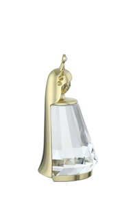 Bottiglia di profumo in cristallo con base in vetro trasparente sfaccettato e un tappo metallico color oro che presenta dettagli e accenti scolpiti eleganti.