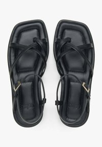 Zwarte leren sandalen met een vierkante tenen ontwerp. Voorzien van dunne banden en een kleine metalen gesp als sluiting. Textured voetbed.