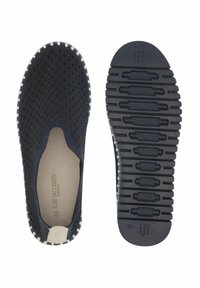 Marine instappers met een geperforeerde bovenkant, beige voering en een gematteerde rubbersole met een gepatternde loop voor grip.
