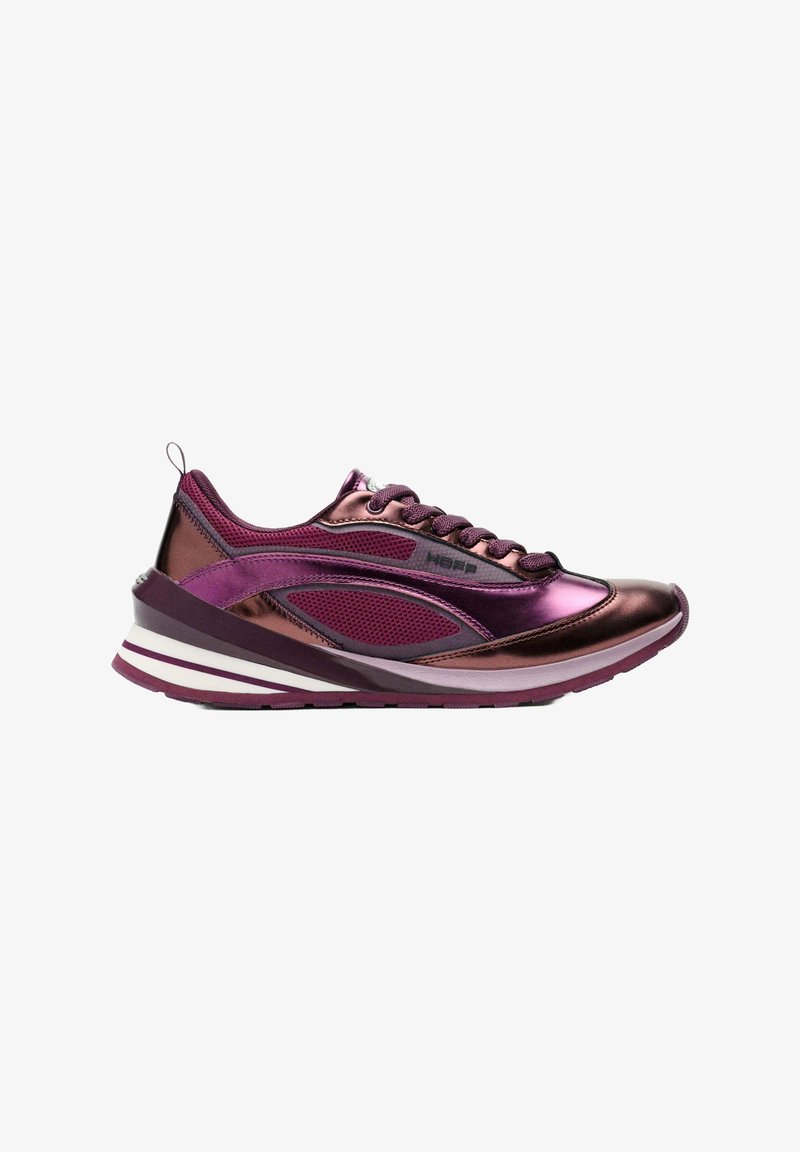 Chaussure de sport violette avec un design en mesh, des accents en cuir verni brillant, et une semelle épaisse et superposée avec des rayures blanches.