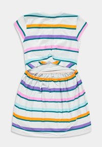 Dziewczęca sukienka z krótkim rękawem w poziome paski w odcieniach zieleni, żółci, purpury, różu i jasnego niebieskiego, z marszczoną talią i wycięciem z tyłu.