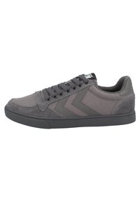 Sneaker grigia con tomaia in suede e tessuto testurizzato, suola in gomma e lacci. Accenti distintivi a zigzag sui lati.