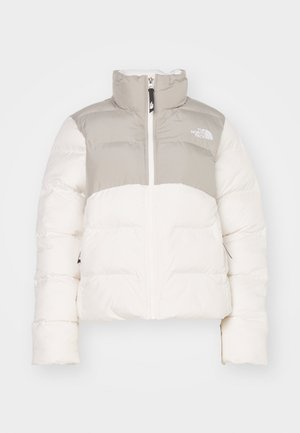 Giacca a vento in bianco e grigio chiaro. Collo alto, chiusura con zip e polsini elasticizzati. Presenta un dettaglio logo sul petto e tasche laterali.