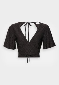 Blusa negra corta con mangas cortas, escote en V profundo, patrón de encaje y cierre con lazo en la parte posterior, con tejido texturizado y detalles de acento.