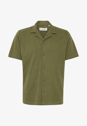 Kratek shirt z dolgimi rokavi olivno zelene barve iz mehkega materiala, s kampe ovratnikom, šestimi gumbi in majhnim vezenim logotipom na prsih.