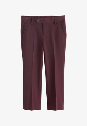 Bordó, testhezálló nadrágok elöl gombos záródással, övbújtatókkal és elöl ferdén zsebekkel, fehér háttéren.