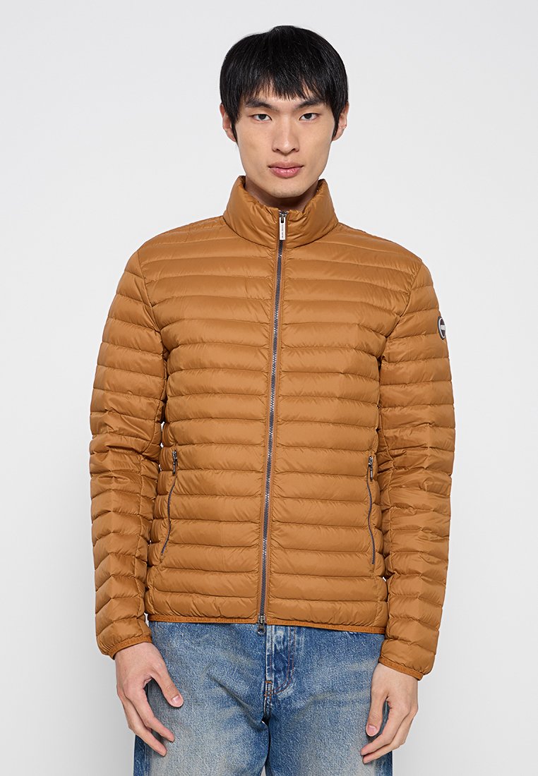 Giubbotto imbottito marrone con motivo a righe orizzontali, colletto alto, zip frontale e tasche laterali con cerniera. Tessuto leggero con superficie liscia.