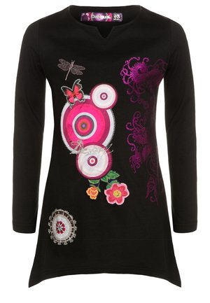 Czarna koszula z długim rękawem z różowymi okrągłymi wzorami, motylem, ważką, kwiatowymi wzorami i fioletowymi ozdobnymi detalami z przodu.