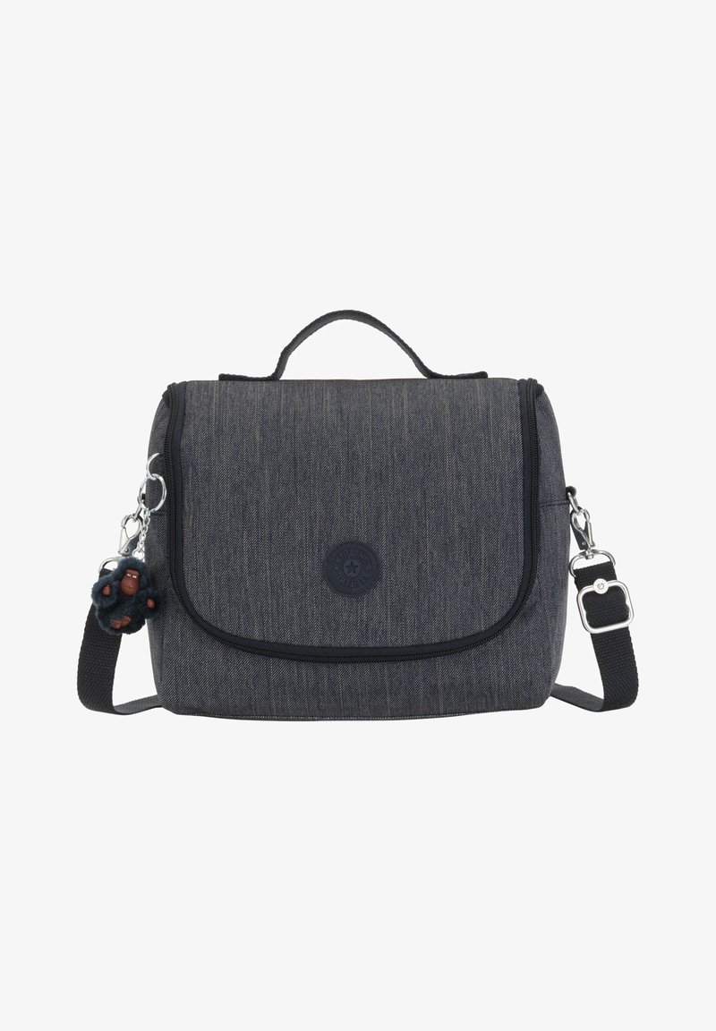 Šedá látková crossbody taška s rukojetí, zipem a logem. Obsahuje odnímatelný přívěsek na straně a nastavitelný popruh.