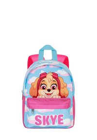 Un sac à dos pour enfant rose avec un dessin de chien sur un fond à motifs de nuages bleus, doté d'une poche avant et de bretelles bleues.