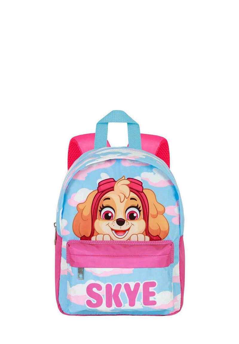 Un sac à dos pour enfant rose avec un dessin de chien sur un fond à motifs de nuages bleus, doté d'une poche avant et de bretelles bleues.