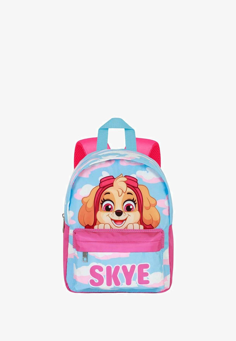 Un sac à dos pour enfant rose avec un dessin de chien sur un fond à motifs de nuages bleus, doté d'une poche avant et de bretelles bleues.